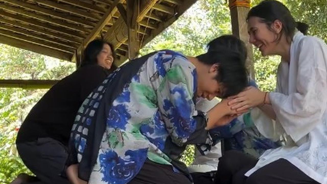 6 Potret Eross Candra Bagikan Momen Sungkeman, Bikin Ngakak Sambil Salto Pecicilan