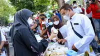 Bupati Banyuwangi Ipuk Fiestiandani (baju hitam) memantau kegiatan pasar takjil Ramadhan tahun lalu (Istimewa)