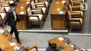 Anggota DPR mengikuti Rapat DPR RI masa persidangan III tahun sidang 2022-2023 di kompleks parlemen, Senayan, Jakarta, Selasa (10/1/2023). Dalam Rapat Paripurna perdana tahun ini, hanya 23 anggota DPR yang hadir fisik. (Liputan6.com/Faizal Fanani)