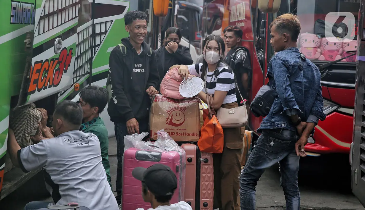 Jika pada hari biasa jumlah bus yang tersedia hanya berkisar antara 65 hingga 75 unit, maka saat arus mudik Lebaran jumlahnya bisa meningkat hingga 350–400 bus per hari.  (Liputan6.com/Angga Yuniar)