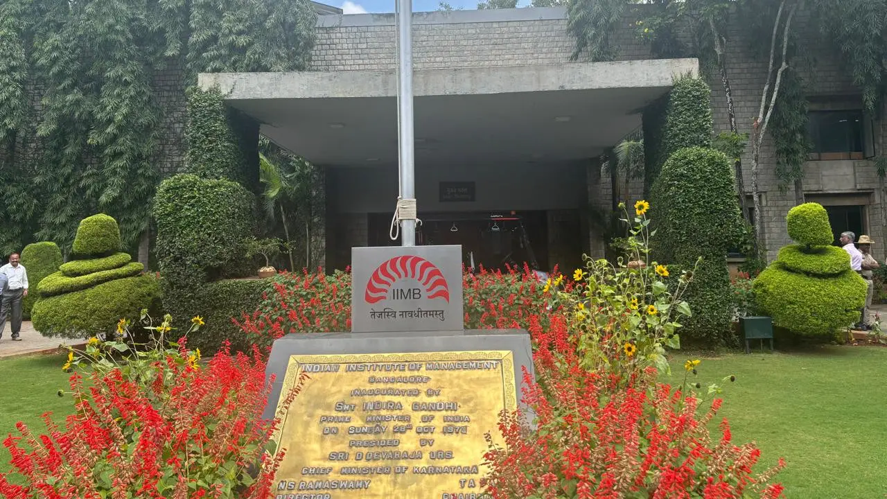 Halaman depan Indian Institute of Management Bangalore (IIMB). Foto diambil pada Selasa (30/9/2025).