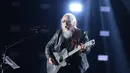 Semangat Iwan Fals membawakan lagu “Pesawat Tempurku” mengajak penonton bernyanyi bersama pada malam puncak HUT SCTV 36 Xtraordinary di Studio Emtek City, Jakarta, Senin (24/8/2026). (KLY/Budy Santoso)
