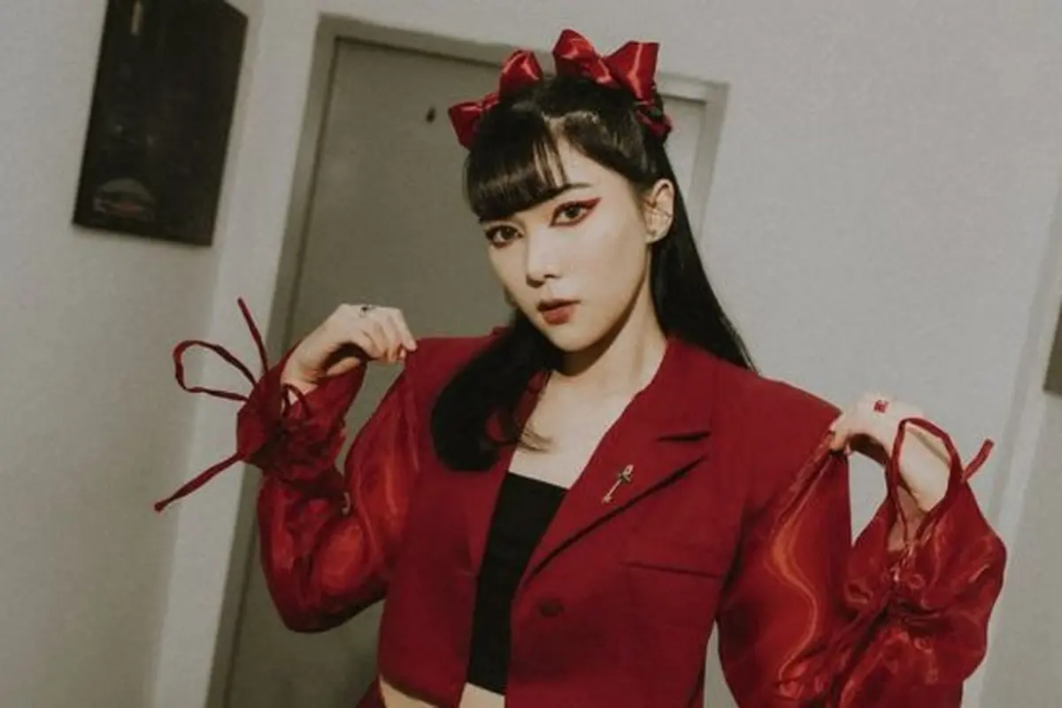 Potret Outfit Manggung Isyana Sarasvati Gaya Edgy (credit: instagram/isyanasarasvati)