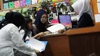 Sejumlah murid didampingi orang tuanya menerima rapor di SDN Menteng 01, Jakarta, Senin (5/1/2015). (Liputan6.com/Faizal Fanani)