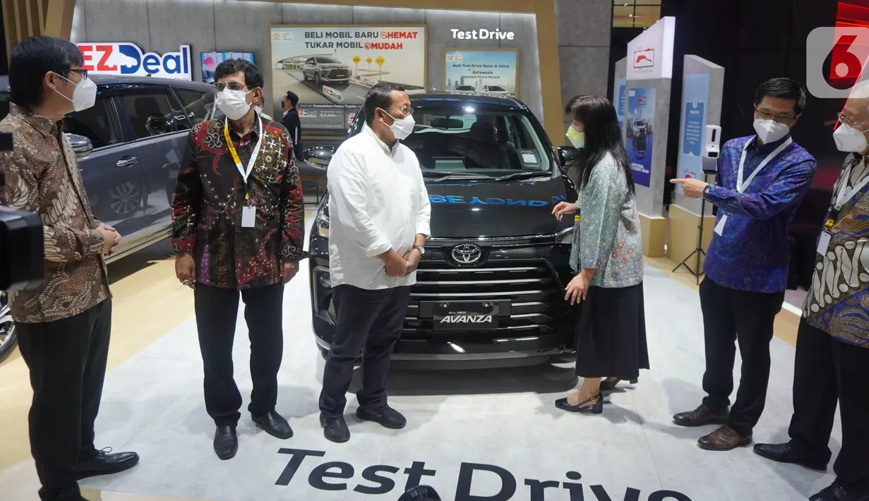 Dirjen ILMATE Kemenperin Taufik Bawazier (ketiga kiri) berbincang dengan Direktur Toyota-Astra Motor (TAM) Suranywaty Tjandrasa (ketiga kanan) dan Anton Jimmi Suwandy, didampingi Dirjen Hubdat Kemenhub Budi Setiyadi, Ketua Umum GAIKINDO Yohannes Nangoi dan Wakil Presdir TAM Henry Tanoto di Jakarta.