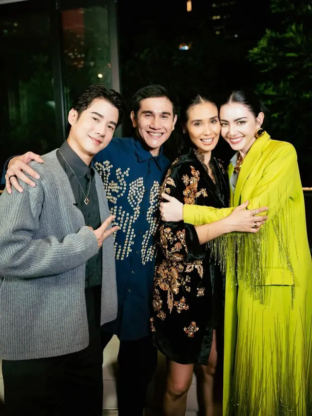 8 Potret Mario Maurer dan Davika Hoorne Hadir di Jakarta untuk Film 'Kang Mak'