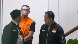 Bupati Klaten Hamenang Wajar Ismoyo tampak tak berexpresi saat keluar dari Gedung Merah Putih KPK, Jakarta, Jumat (16/10/2026), setelah ditetapkan sebagai tersangka dalam kasus yang terungkap melalui operasi tangkap tangan. (KLY/Budy Santoso)