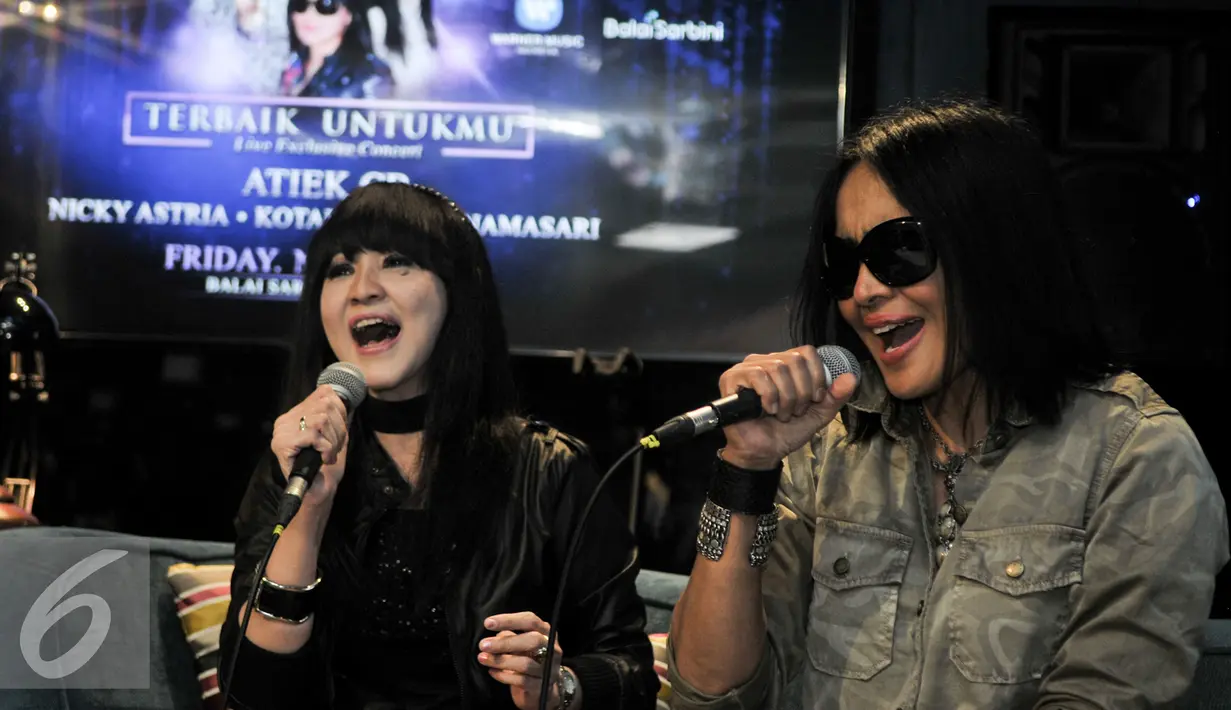 Ita Purnamasari (kiri) dan Atiek CB melantunkan lagu saat konferensi pers konser 'Terbaik Untukmu' di kantor Warner Music, Jakarta, Selasa (18/10). Atiek CB, Nicky Astria dan Ita Purnamasari akan menggelar konser bersama. (Liputan6.com/Yoppy Renato)