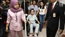 Julia Perez berada diatas kursi roda ditemani Yuni Shara saat jumpa pers di RSCM, Jakarta, Rabu (15/2). Julia Perez atau yang akrab disapa Jupe, meninggal dunia. Meninggalnya Jupe dikonfirmasi oleh sang adik, Nia Anggia. (Liputan6.com/Herman Zakharia)