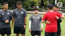 Ketua Umum PSSI Mochamad Iriawan (kedua kanan) berpelukan dengan pelatih Shin Tae-yong (kanan) usai latihan pemain Timnas Indonesia U-20 untuk Piala Asia U-20 2023 di Lapangan A, Kompleks Stadion Utama Gelora Bung Karno (SUGBK), Jakarta, Rabu (15/02/2023). Mochamad Iriawan berpamitan dengan pemain Timnas Indonesia U-20 dan pelatih Shin Tae-yong. (Liputan6.com/Herman Zakharia)