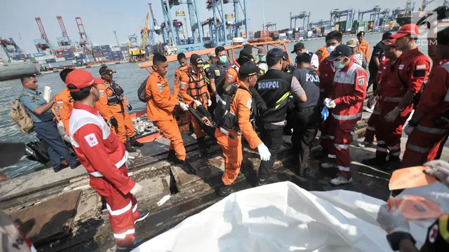 Kantung Jenazah dan Serpihan Lion Air JT 610 Tiba di Tanjung Priok