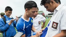 Meskipun lelah usai latihan Kim Jeffrey Kuniawan tetap mencoba komunikasi dengan para Bobotoh. (Bola.com/Vitalis Yogi Trisna) 