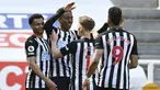 Para pemain Newcastle United merayakan gol ketiga ke gawang West Ham United yang dicetak gelandang Joe Willock (kedua dari kiri) dalam laga lanjutan Liga Inggris 2020/2021 pekan ke-32 di St James' Park, Newcastle, Sabtu (17/4/2021). Newcastle menang 3-2 atas West Ham. (AP/Stu Forster/Pool)