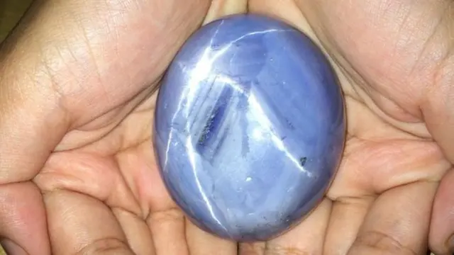 Batu Safir Bintang Biru Terbesar Dunia Ditemukan