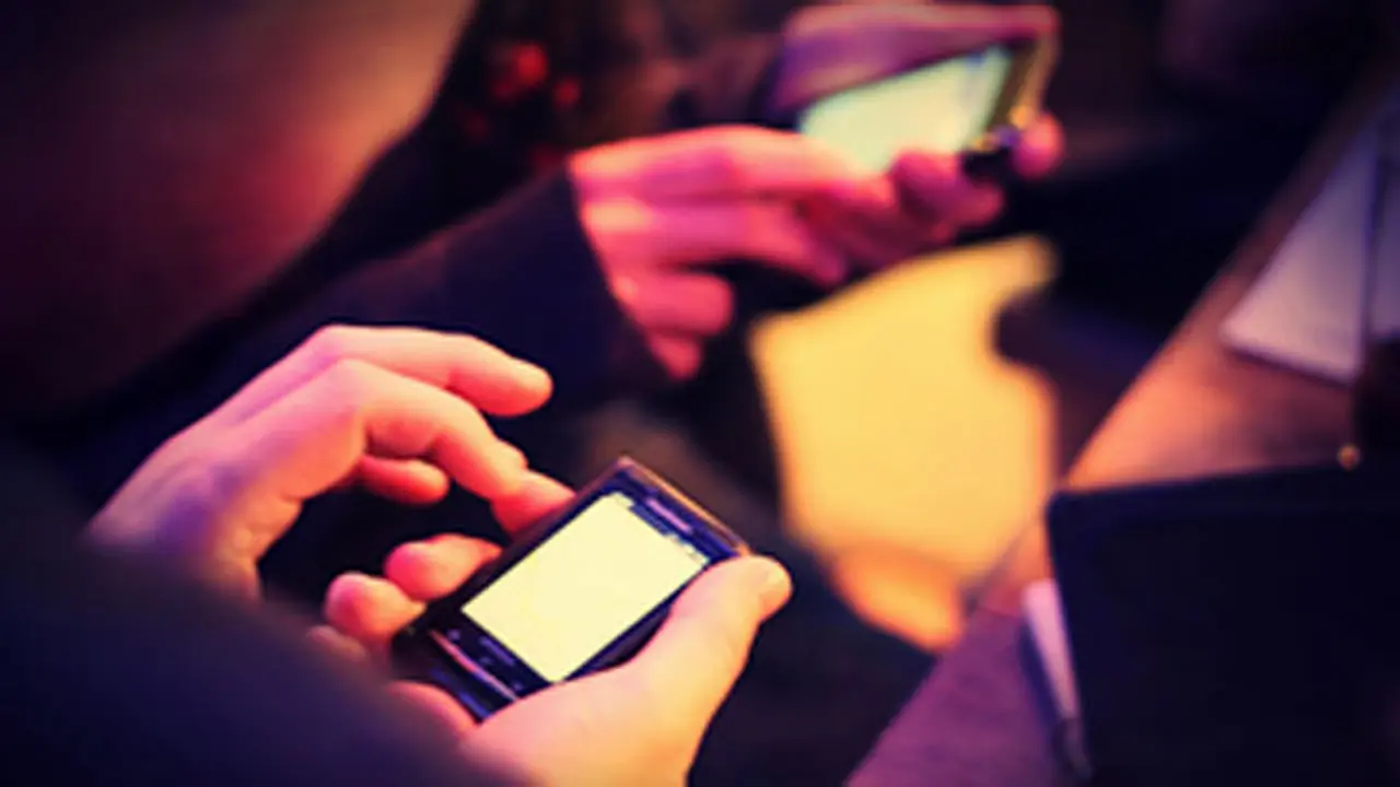 smartphone-use-140128a.jpg