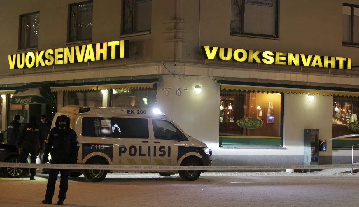 Petugas kepolisian berjaga di lokasi penembakan yang terjadi di luar restoran di Imatra, kota kecil di dekat perbatasan Finlandia dan Rusia, Minggu (4/12). Tiga orang wanita ditembak mati seorang pria bersenjata. (Lauri Heino/Lehtikuva via REUTERS)