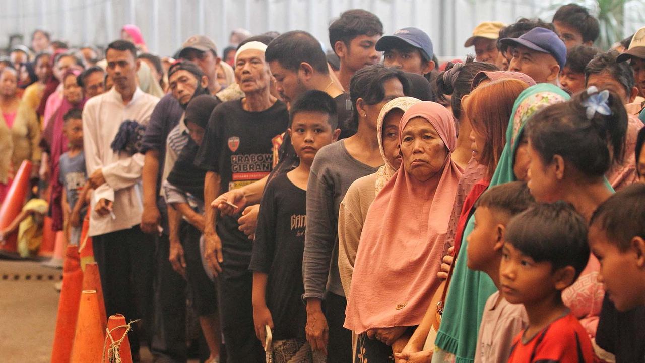 FOTO; Ratusan Warga Antri Beras Murah Saat Aksi Sosial Mahasiswa di Jakarta