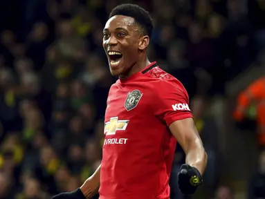 Penyerang Manchester United, Anthony Martial, melakukan selebrasi usai membobol gawang Norwich City pada laga Premier League 2019 Stadion Carrow Road, Norwich, Minggu (27/10). Manchester United menang 3-1 atas Norwich City. (AP/Joe Gidden)