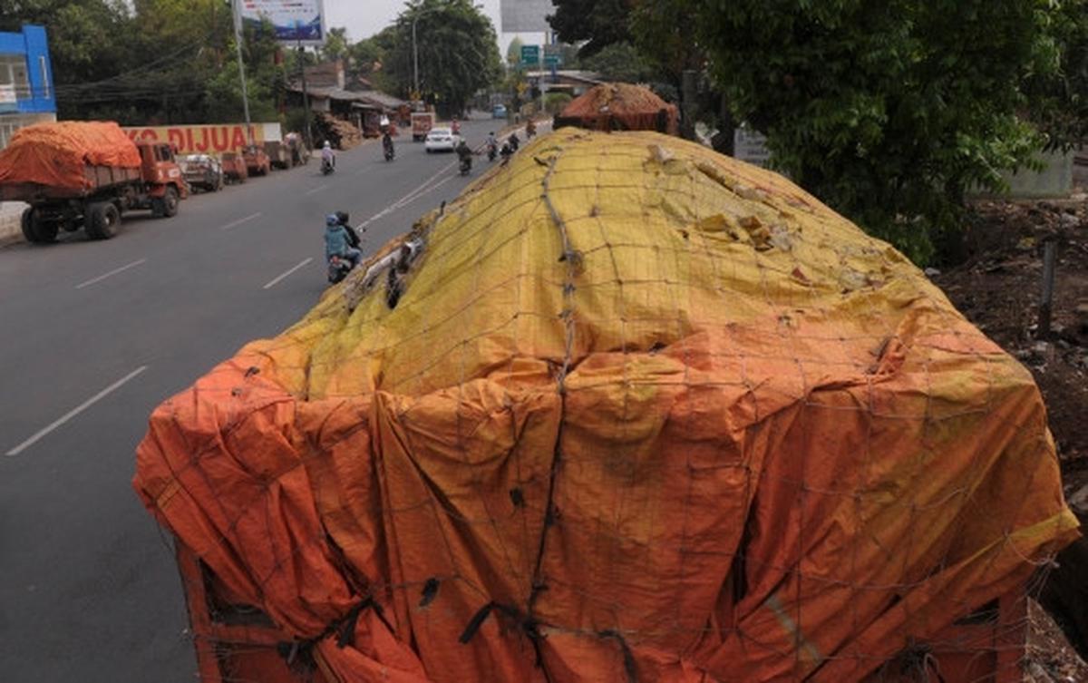Akses ke Bantargebang diblokir, truk sampah DKI terlantar