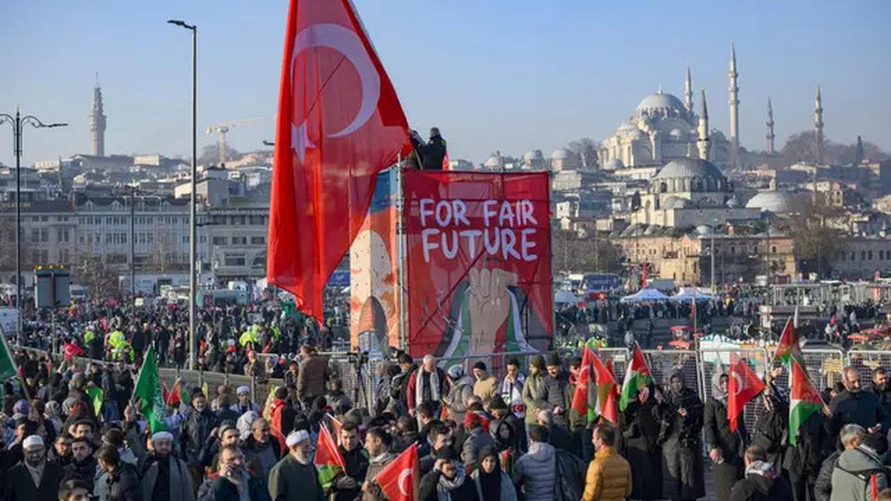 Hari Pertama 2025, Masyarakat Turki Gelar Unjuk Rasa Desak Penghentian Genosida di Gaza