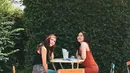 Kembali bertemu, Olivia Jensen menghabiskan waktunya bersama Sabrina Jensen. Bisa tebak, yang mana Olivia Jensen? (Foto: Instagram/@sabjensen)