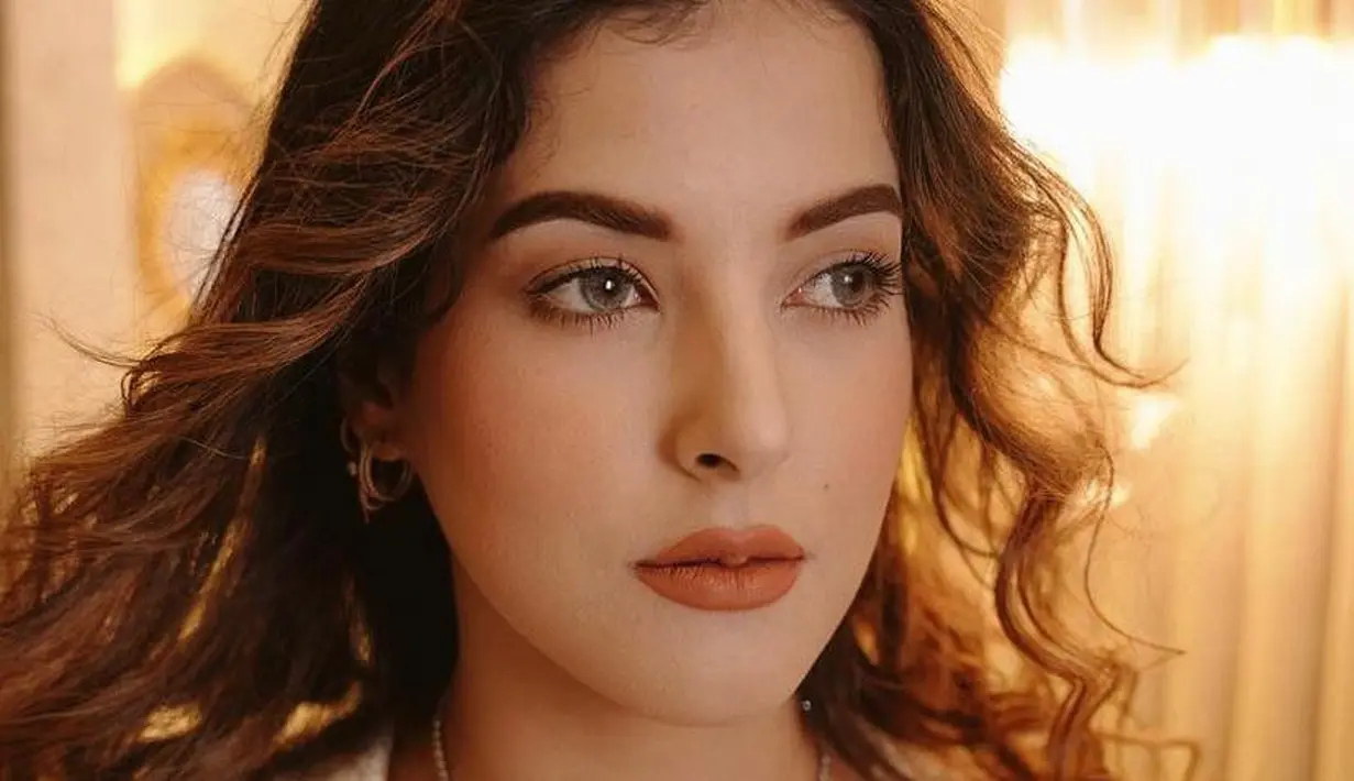 Penampilannya semakin totalitas dengan mengenakan dress renda putih dan rambutnya yang ditata curly, serupa dengan Rose di film Titanic. (Instagram/tasyafarasya).