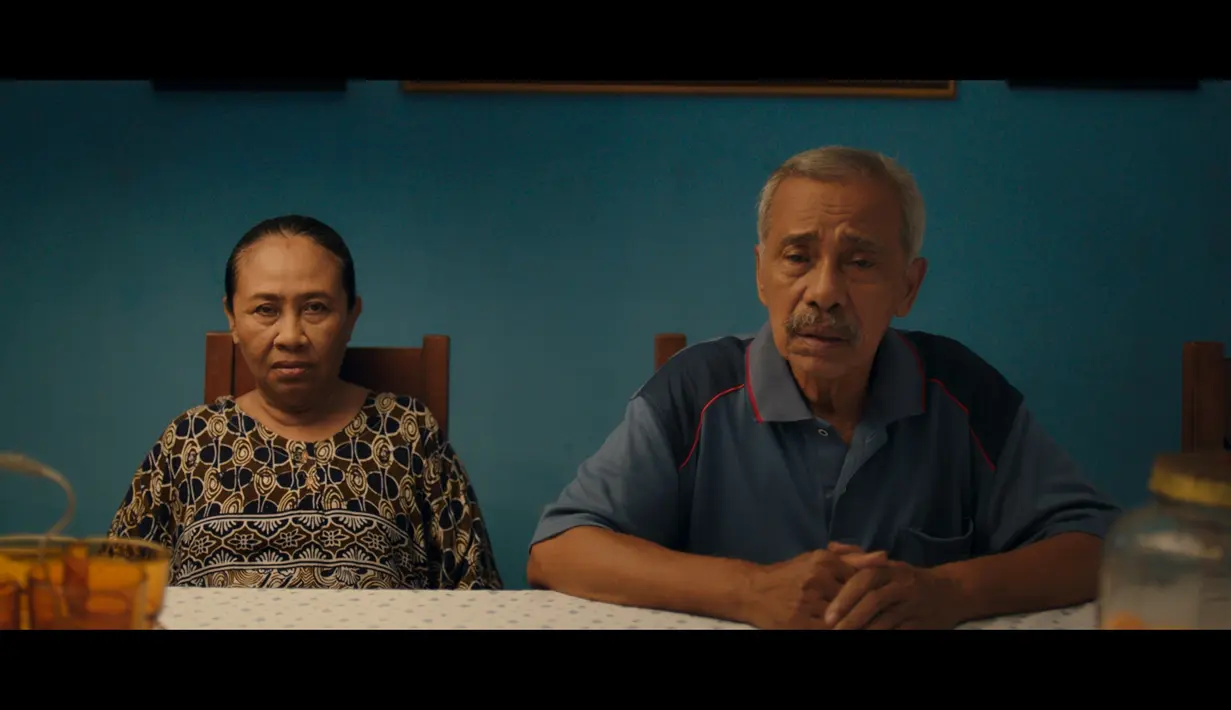 Dirilis di bioskop sejak Kamis (15/9/2022), Bayu Skak menjelaskan, selain mengambil latar kota Surabaya dan dinarasikan dalam bahasa Jawa, Lara Ati melibatkan sebagian besar kru serta pemain dari Jawa Timur. “Termasuk para pemain ludruk legendaris,” cetus Bayi Skak. Cerita cinta yang membius dan kearifan lokal adalah kekuatan Lara Ati. (Foto: Dok. BASE Entertainment)