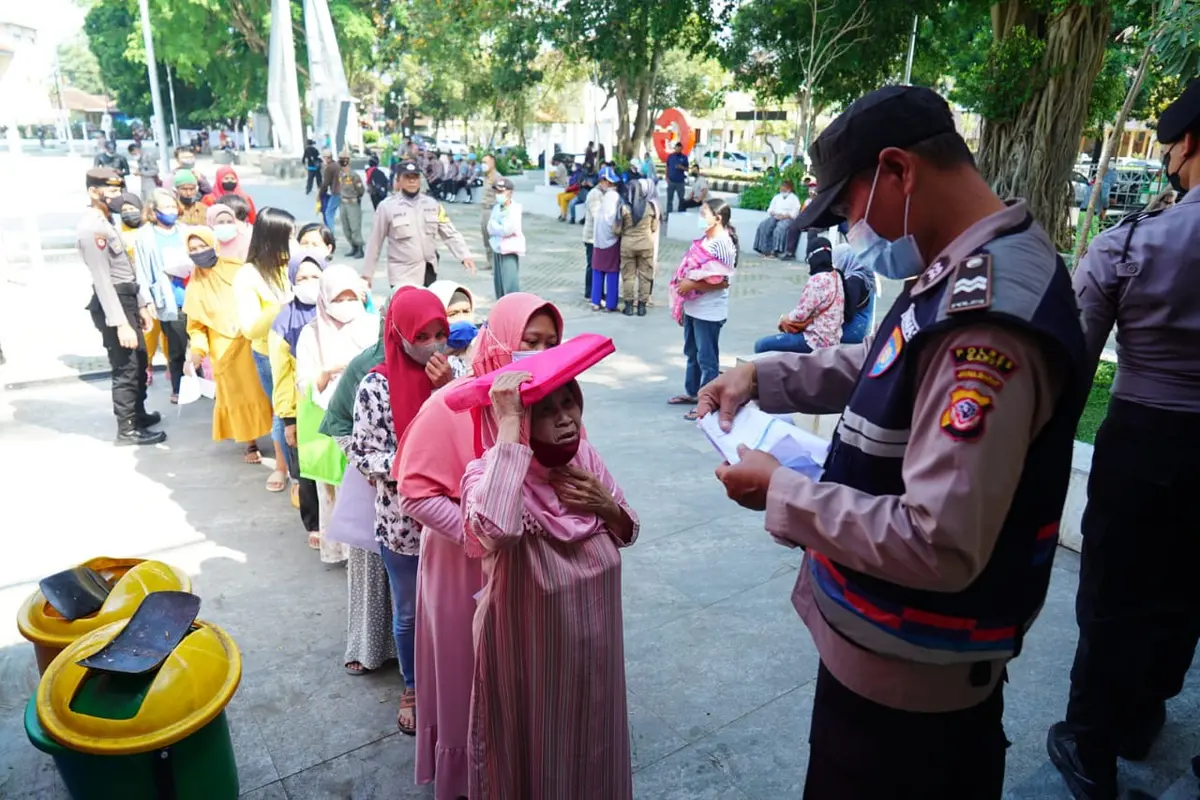 Sejumlah KPM tengah mengantri menunggu giliran pembagian suntikan BLT Minyak Goreng Rp 500 ribu bagi 234 ribu lebih PKM warga Garut.