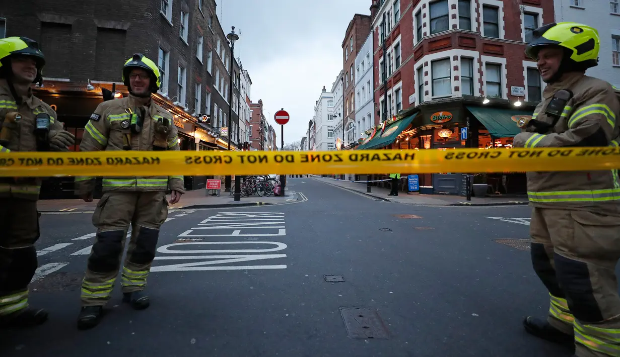Petugas pemadam kebakaran bersiap menyusul penemuan bom Perang Dunia II di kawasan Soho, London, Inggris, Senin (3/2/2020). Bom Perang Dunia II yang belum meledak tersebut ditemukan di saat penggalian konstruksi. (AP Photo/Frank Augstein)