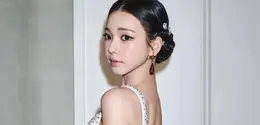 Penampilan Karina di Met Gala 2026 bukan hanya mencuri perhatian lewat busana bernuansa hanbok modern, tetapi juga detail beauty look yang sarat sentuhan budaya Korea. [@katarinabluu/prada].