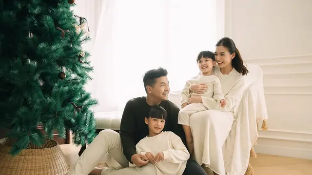 Potret Harmonis Keluarga Chelsea Olivia dan Glenn Alinskie di Post Card Natal, Tampil Kompak dengan Outfit Netral