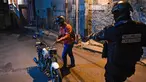 Anggota polisi bersiap menggeledah warga dalam operasi di tengah pandemi COVID-19 di Los Teques, negara bagian Miranda, Venezuela, 20 Maret 2021. Di Miranda ada pembatasan keluar sejak pukul 18.00 dan perintah penutupan toko pada pukul 16.00 di tengah gelombang kedua pandemi. (Federico PARRA/AFP)