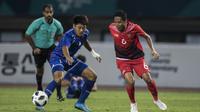 Gelandang Indonesia, Evan Dimas, berusaha mengamankan bola saat melawan Chinese Taipei pada laga Grup A Asian Games di Stadion Patriot, Bekasi, Minggu (12/8/2018). Indonesia menang 4-0 atas Chinese Taipei. (Bola.com/Vitalis Yogi Trisna)