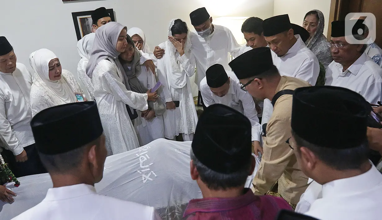 Keluarga dan kerabat berada dekat jenazah KH Salahuddin Wahid atau Gus Sholah di rumah duka, Tendean, Jakarta, Senin (3/2/2020). Pemimpin Pondok Pesantren Tebuireng tersebut meninggal pada usia 78 tahun. (Liputan6.com/Herman Zakharia)
