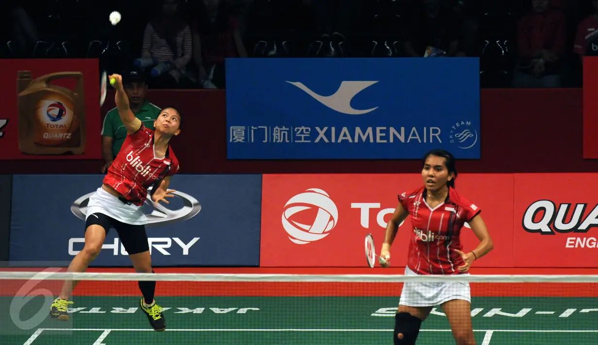 Pebulutangkis ganda putri Indonesia, Greysia Polii (kiri) melakukan smesh kearah Yin Loo Lim/Yean Lee Meng (Malaysia) di Total BWF Championships 2015 di Jakarta, Rabu (12/8/2015). Greysia/Nitya unggul 17-21, 21-13, 21-11. (Liputan6.com/Helmi Fithriansyah)