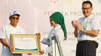 Direktur Kepatuhan Bank BRI Ahmad Solichin Lutfiyanto (kiri) menerima penghargaan dari Direktur Jaminan Pelayanan Kesehatan BPJS Kesehatan R. Maya Amiarny Rusadi (tengah)  disaksikan Dirut BPJS Kesehatan Fahmi Idris (kanan).