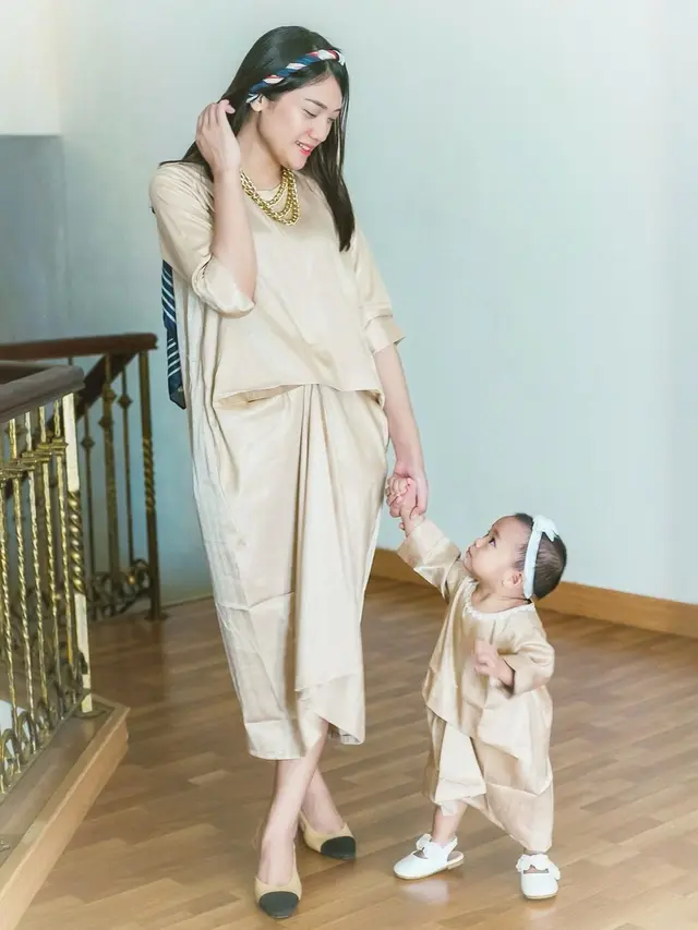 7 Gaya Anissa Aziza dan Buah Hati Pakai Baju Couple, Kompak Banget