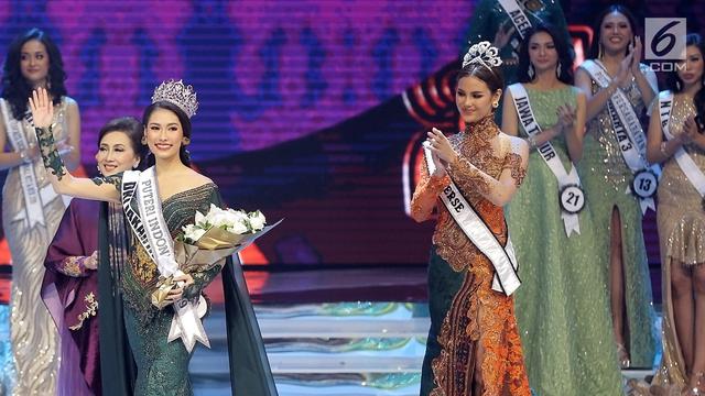 Senyum Frederika Alexis Cull Saat Raih Mahkota Puteri Indonesia 2019