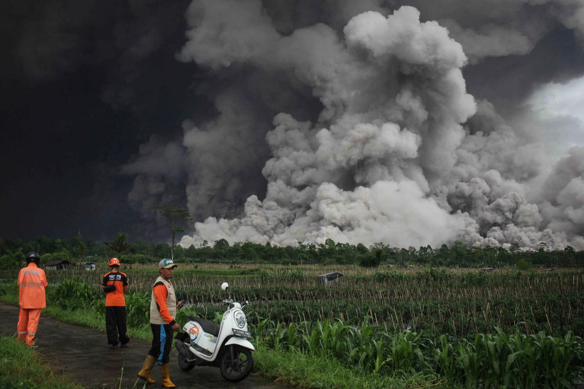 FOTO: Dahsyatnya Aliran Piroklastik Gunung Semeru di Tengah Status Awas