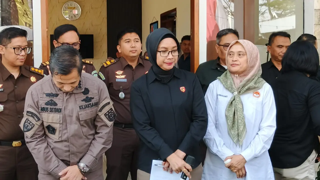 Rekonstruksi kasus penganiayaan Taufik Hidayat terhadap Yuvita Tri Rezeki di Mapolda Jabar, Kamis (2/7/2026).