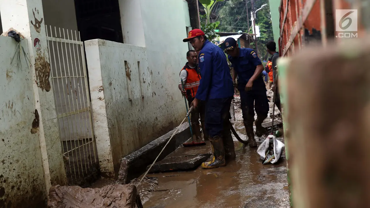 Pasukan Oranye dan Biru Bersihkan Lumpur Sisa Banjir