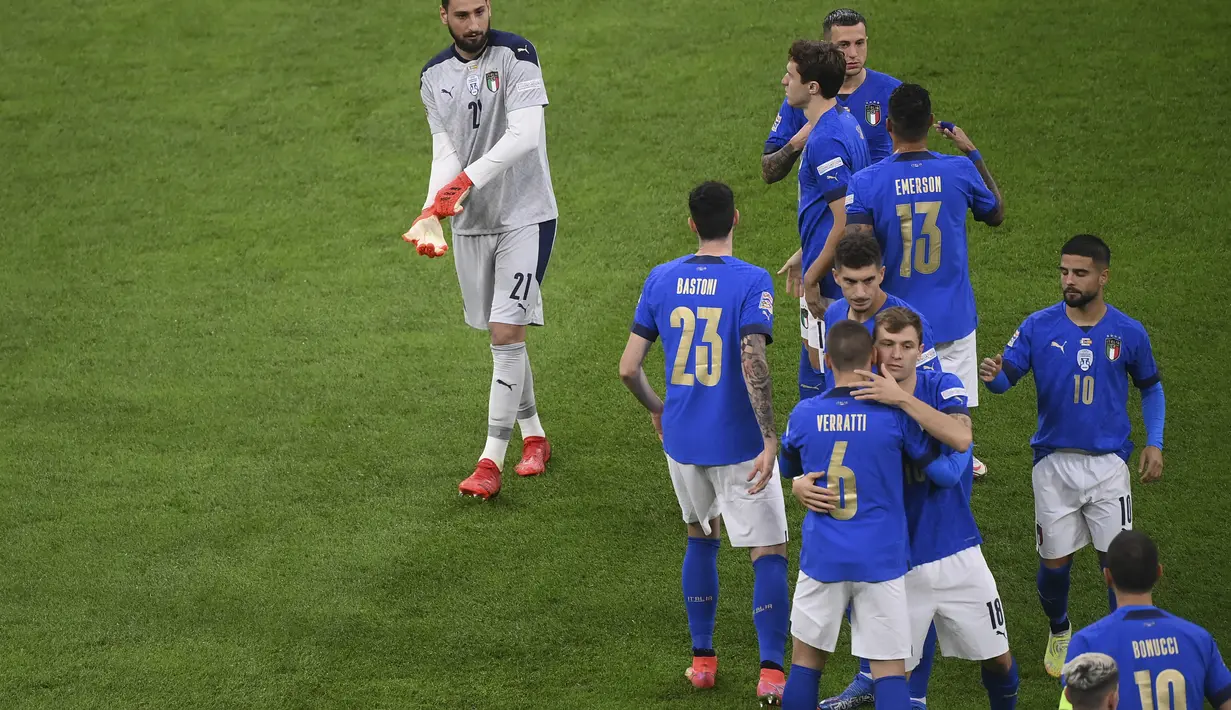 Ekspresi para pemain Itali usai pertandingan melawan Spanyol pada semifinal UEFA Nations League di stadion San Siro, Milan, (7/10/2021). Spanyol menang atas Italia 2-1. (Marco Bertorello/Pool via AP)