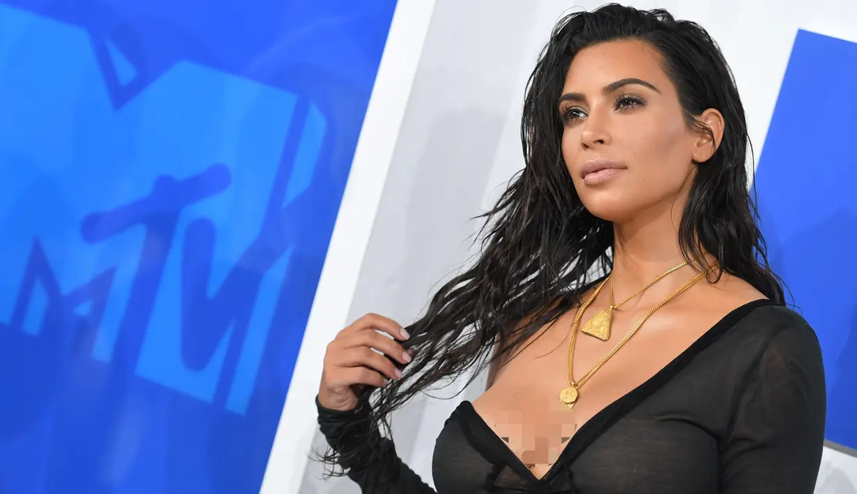Artis reality TV, Kim Kardashian berpose di karpet merah penghargaan MTV VMA 2016 di New York, Minggu (28/8) malam. Ditemani suaminya, Kanye West, Kim Kardashian datang dengan busana serba hitam. (REUTERS/Eduardo Munoz)