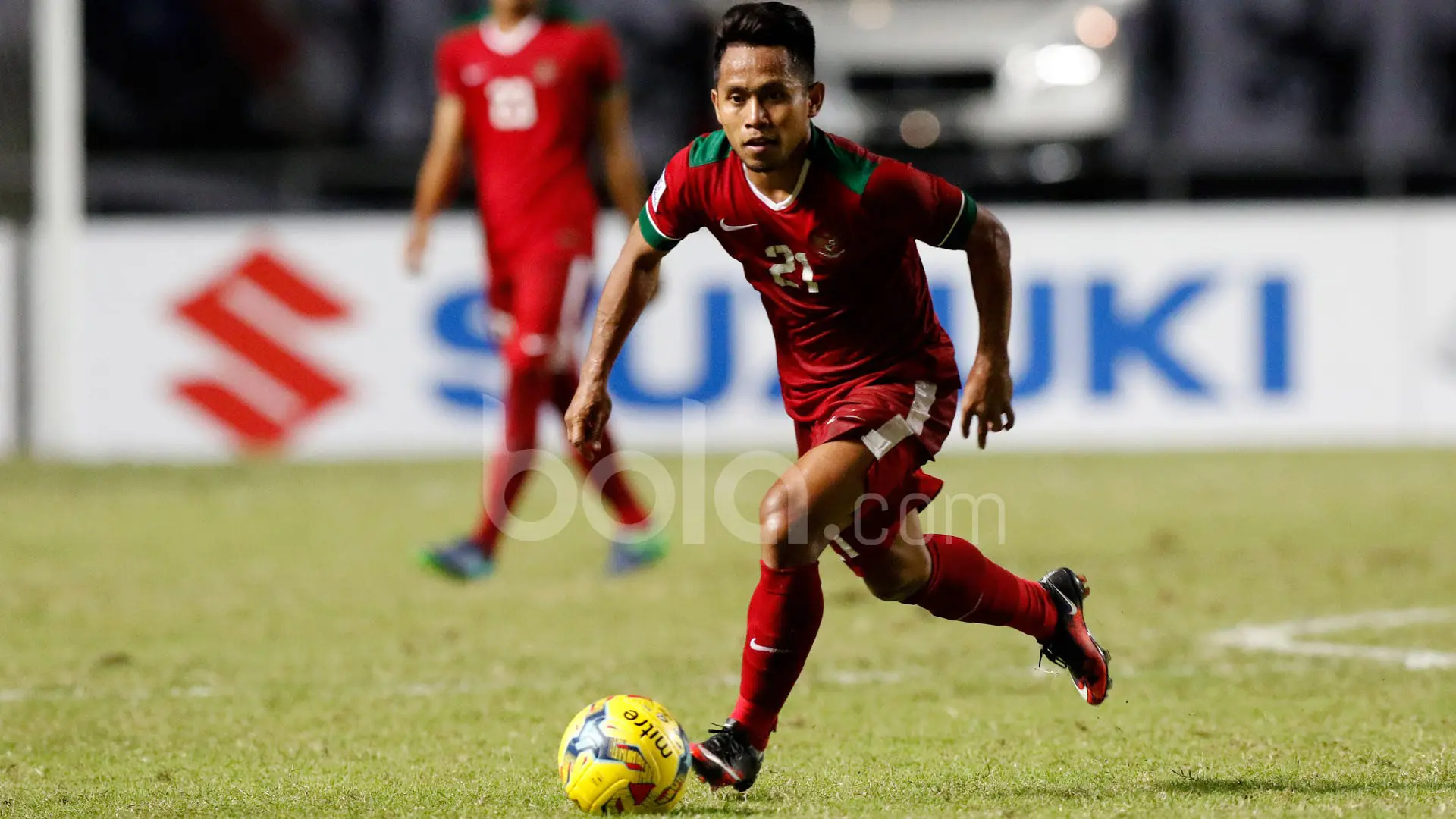 Aksi pemain Indonesia, Andik Vermansah, saat melawan Vietnam dalam laga leg pertama semifinal Piala AFF 2016 di Stadion Pakansari, Bogor, Sabtu (3/12/2016). (Bola.com/Peksi Cahyo)