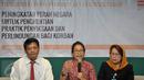 (Kiri-kanan) Krishna Murti, Puri Kencana Putri dan Ida Padmanegara saat menjadi pembicara diskusi bertajuk ‘Peningkatan Peran Negara untuk Penghentian Praktik Penyiksaan Bagi Korban’, Jakarta, Kamis (25/6/2015). (Liputan6.com/Johan Tallo)
