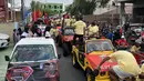 <p>Sejumlah pemain Malut United turun dari mobil bak terbuka setelah mengikuti konvoi di Kota Ternate, Maluku Utara pada Kamis (14/03/2024). (Bola.com/Hery Kurniawan)</p>
