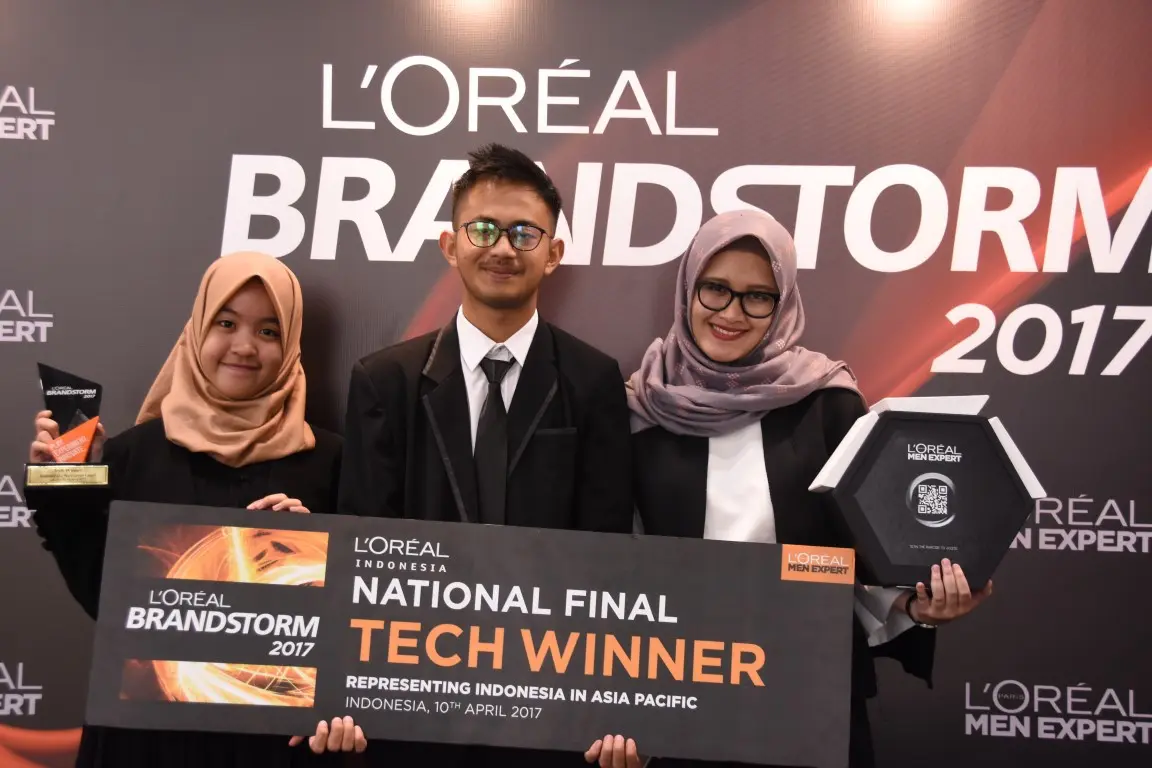 Tim Ganeshanovation dari Institut Teknologi Bandung yang memenangkan L'Oreal Brandstorm 2017 dalam kategori Tech Challenge.