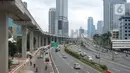 Kendaraan melintasi jalan tol dalam kota dan Jalan Gatot Soebroto, Jakarta, Selasa (21/4/2020). Adanya penerapan Pembatasan Sosial Berskala Besar (PSBB) membuat volume arus lalu lintas Ibu Kota relatif berkurang, meskipun masih ditemukan kemacetan di sejumlah titik. (Liputan6.com/Immanuel Antonius)