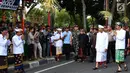 Presiden Joko Widodo memberi salam kepada pemuka agama setempat saat mengikuti pawai pembukaan Pesta Kesenian Bali (PKB) ke-40 di Bali (23/6). (Liputan6.com/Pool/Biro Pers Setpres)