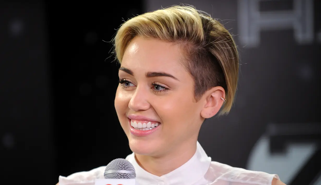 (Tindakan Miley Cyrus tersebut tentu saja membuat para penggemar dan netizen terkejut. BRAD BARKET  GETTY IMAGES NORTH AMERICA  AFP)